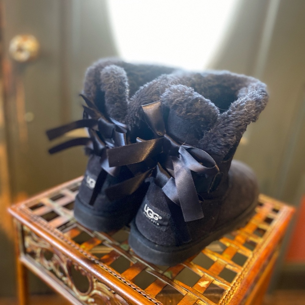 Black UGGs Bailey bows II. Size 6 women’s